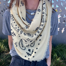 Load image into Gallery viewer, Hachiko Scarf
