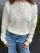 Load image into Gallery viewer, Brushed Snowstich Womad Crew
